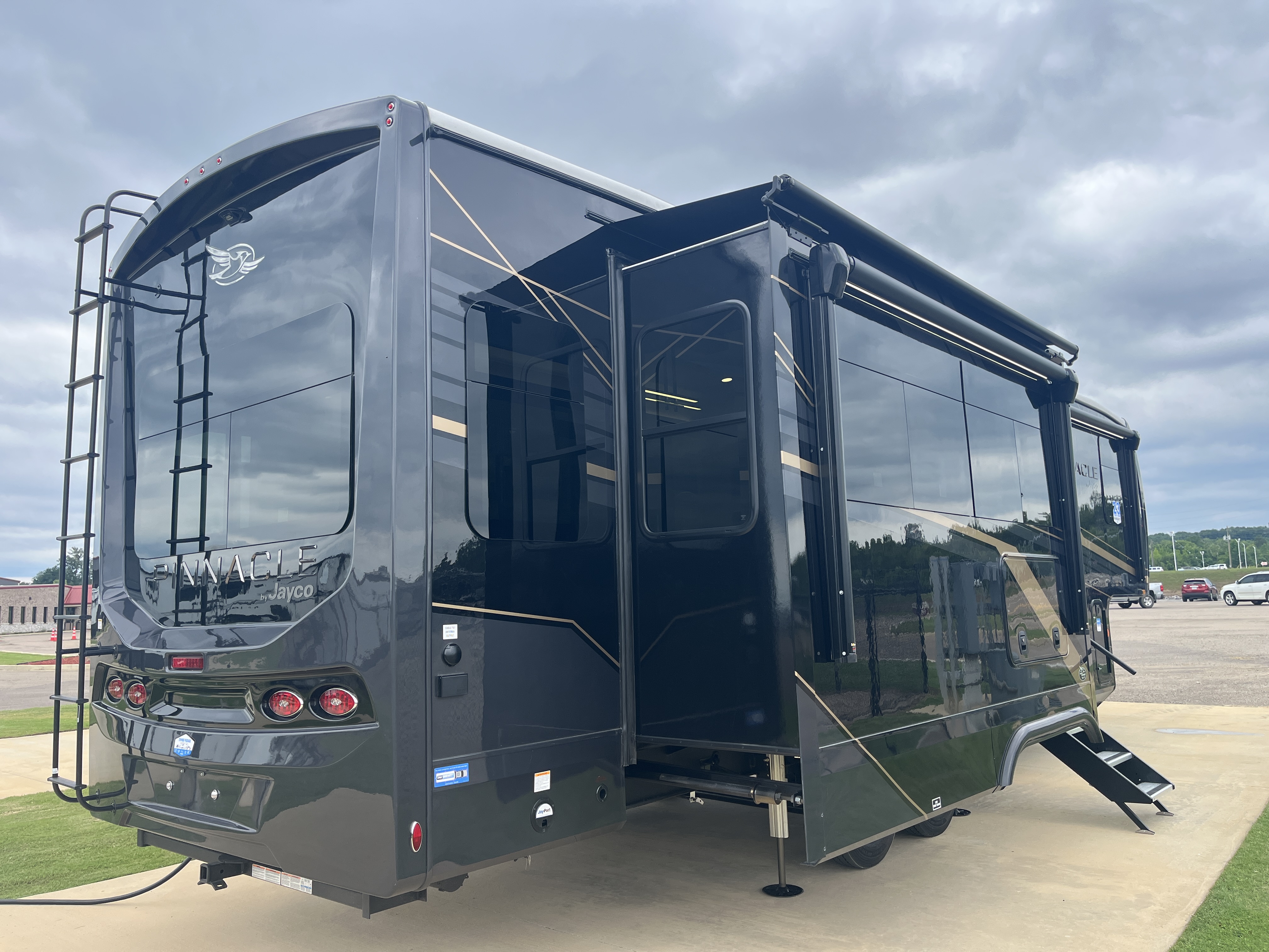 2027 JAYCO PINNACLE 32RLTS - Image 4