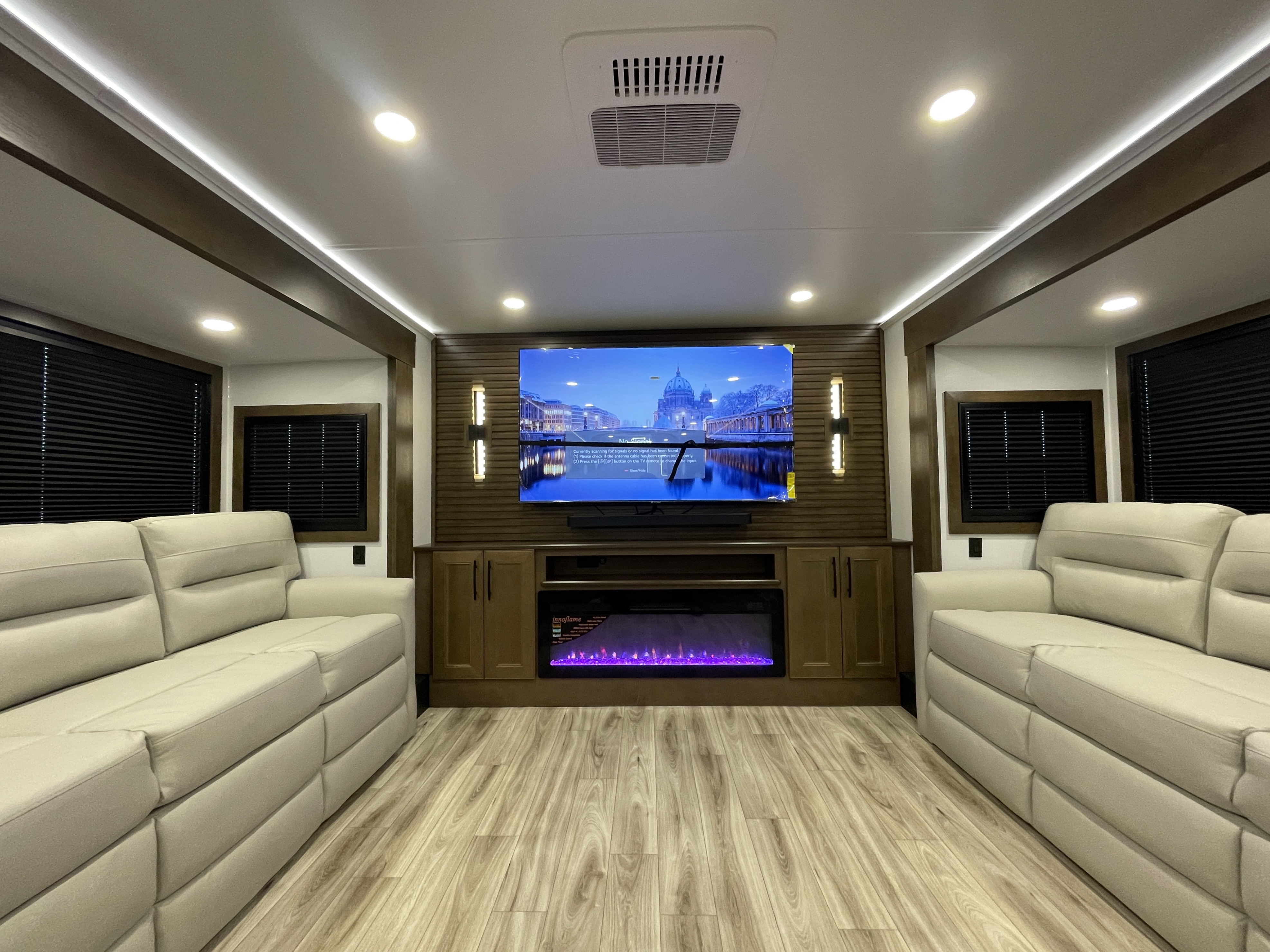 2027 Keystone Montana 3800FL - Image 32