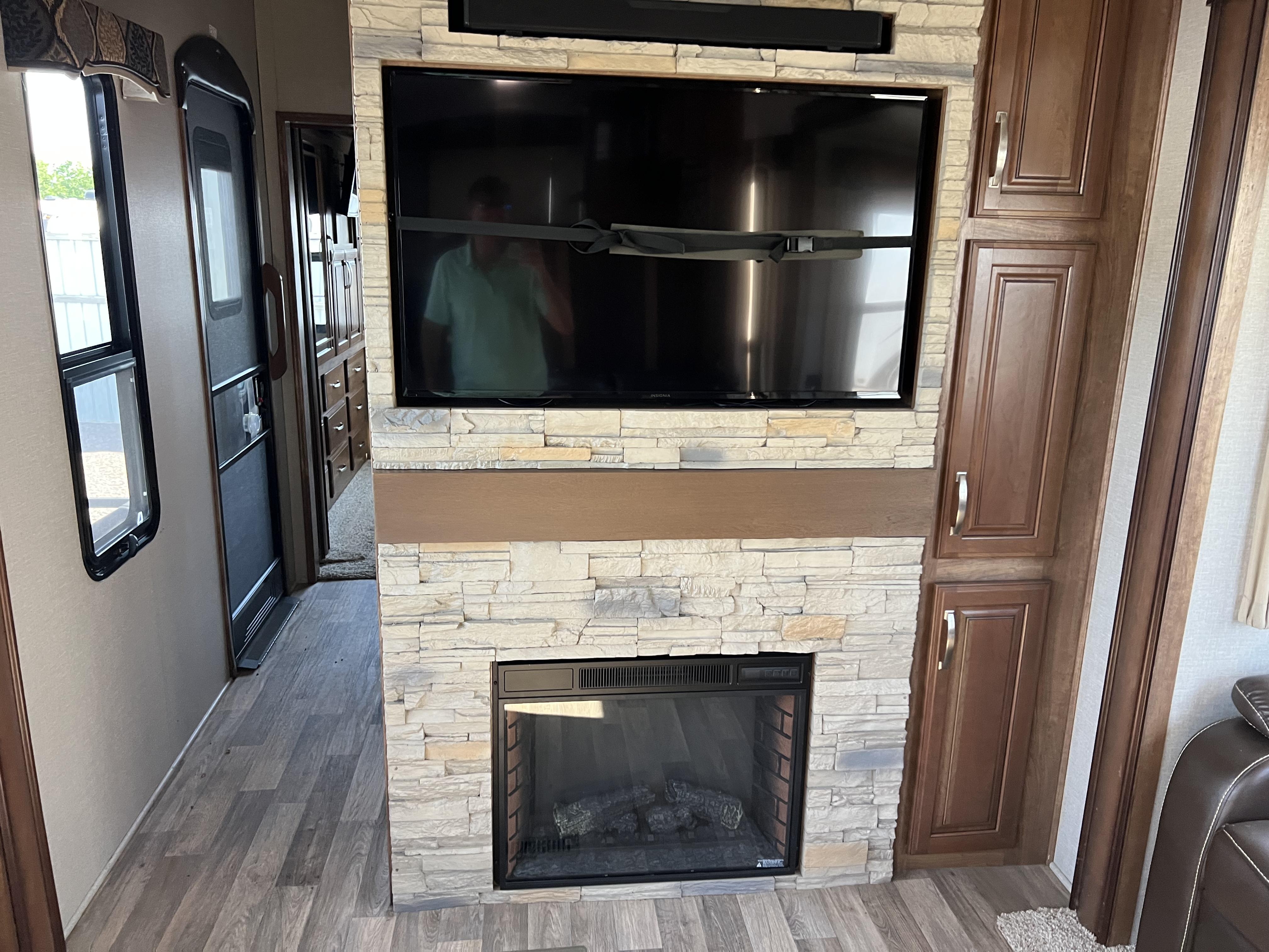 2018 Keystone Montana 3820FK - Image 13