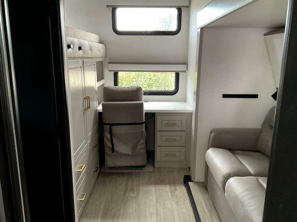 2027 JAYCO NORTH POINT 391TBBH - Image 22