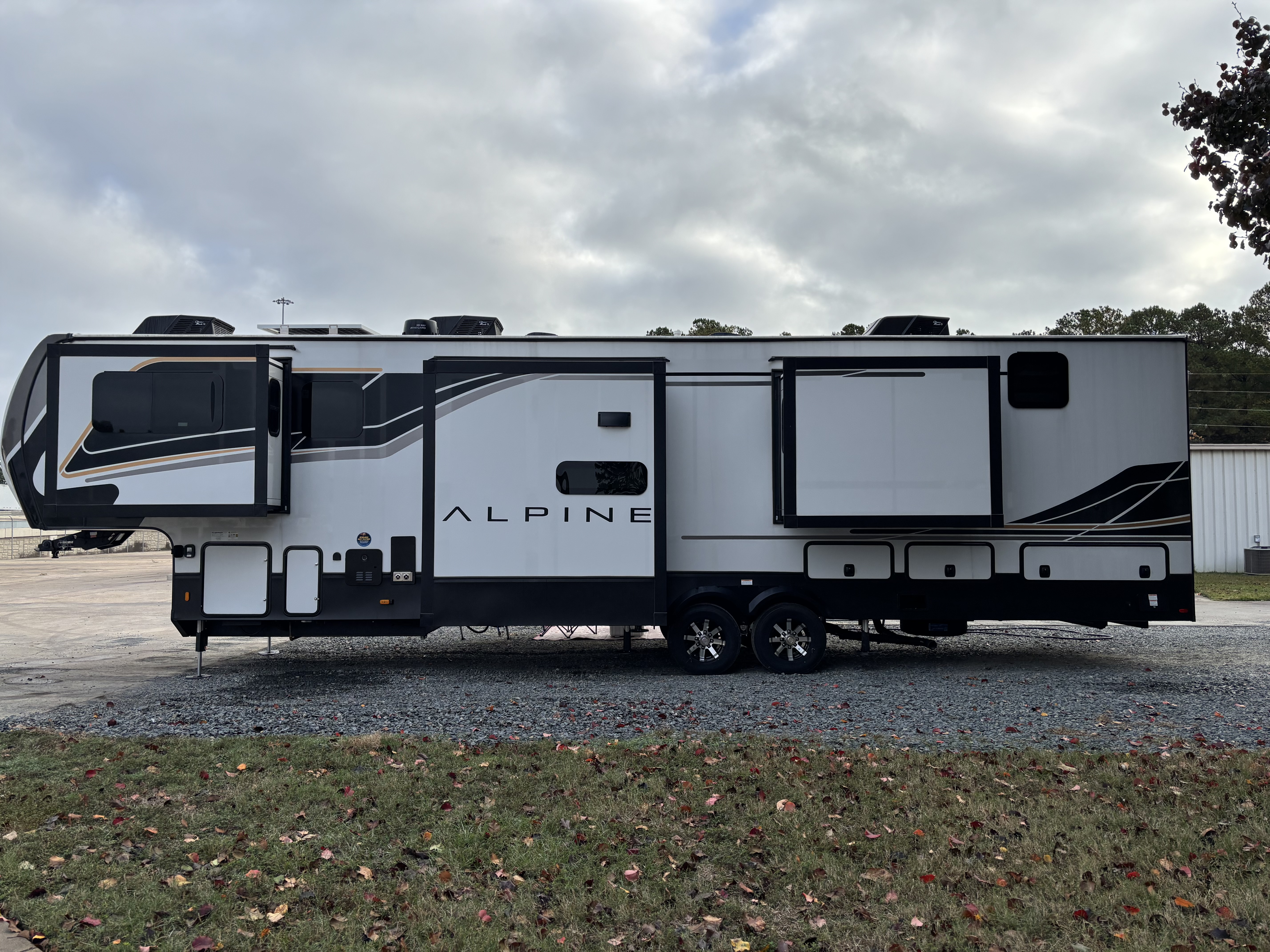 2025 Keystone Alpine 3700FL - Image 5