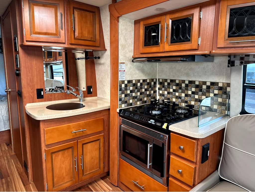 2013 COACHMEN CONCORD 300TS - Image 9