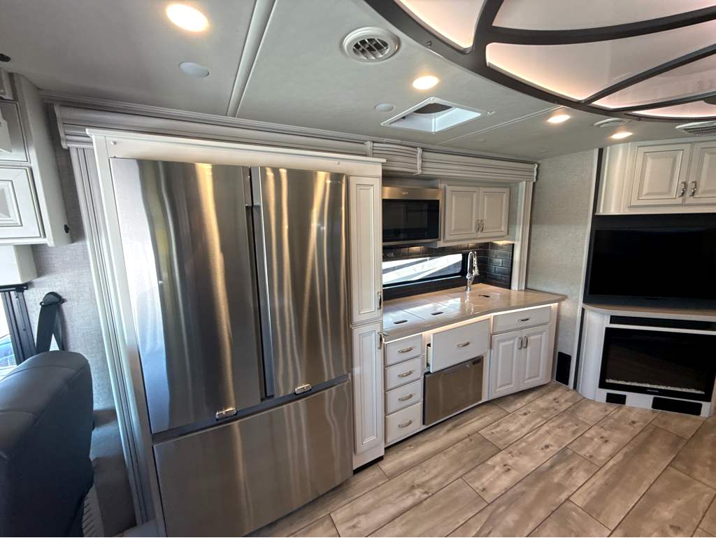 2024 FLEETWOOD DISCOVERY 38N - Image 13