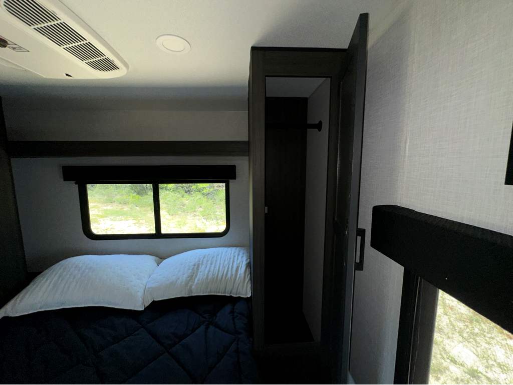 2026 VENTURE RV SPORTTREK 251VFK - Image 21