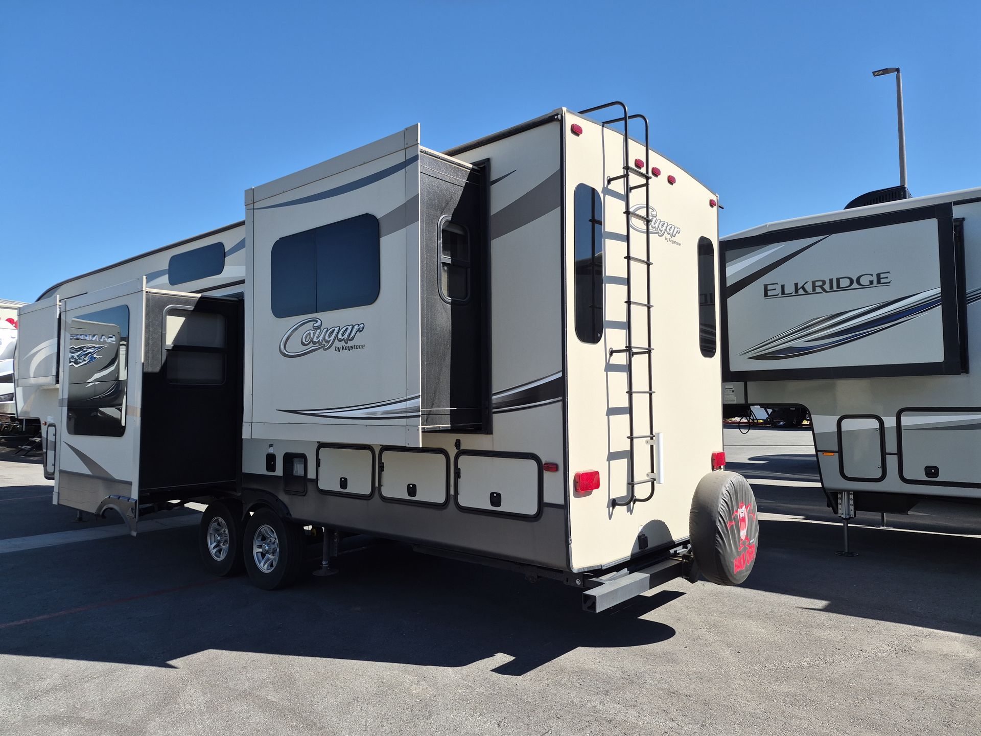 2017 Keystone Cougar 326RDS - Image 7