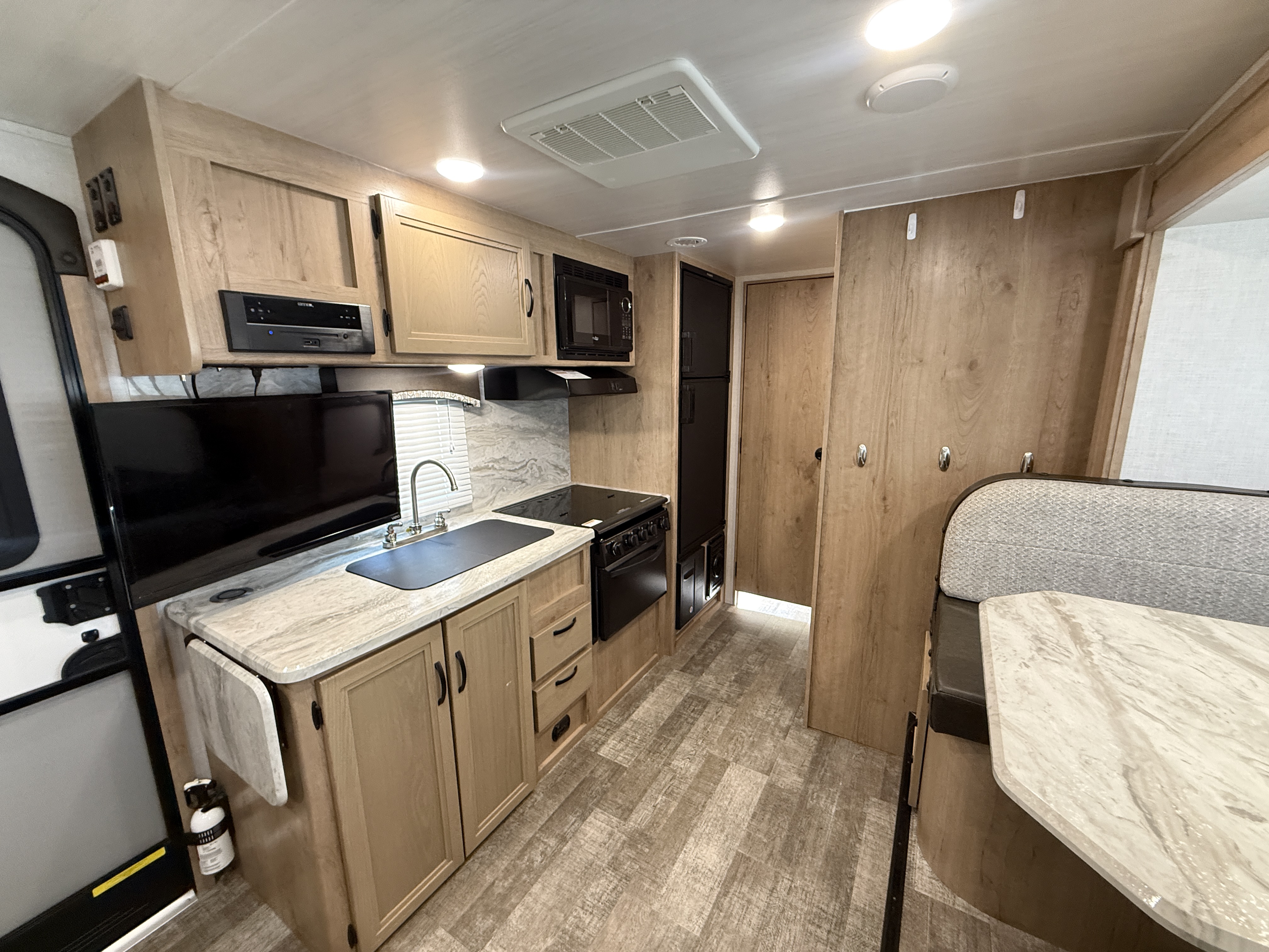 2021 Winnebago Micro Minnie 2100BH - Image 9