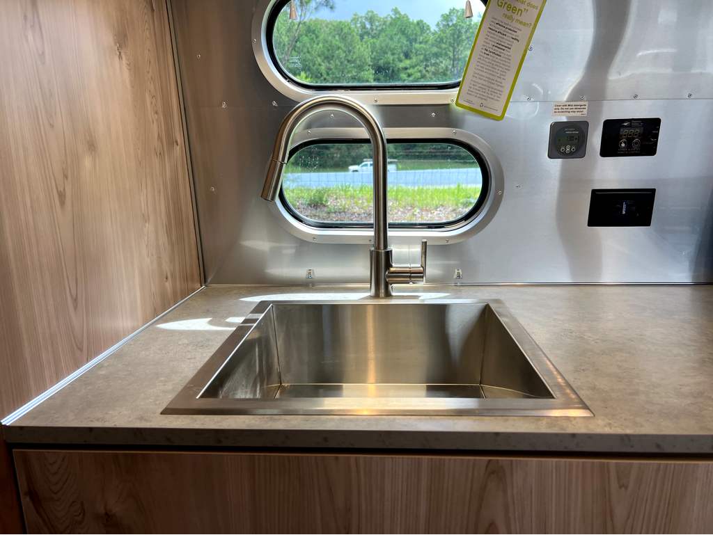 2027 AIRSTREAM FLYING CLOUD 23FBT - Image 10