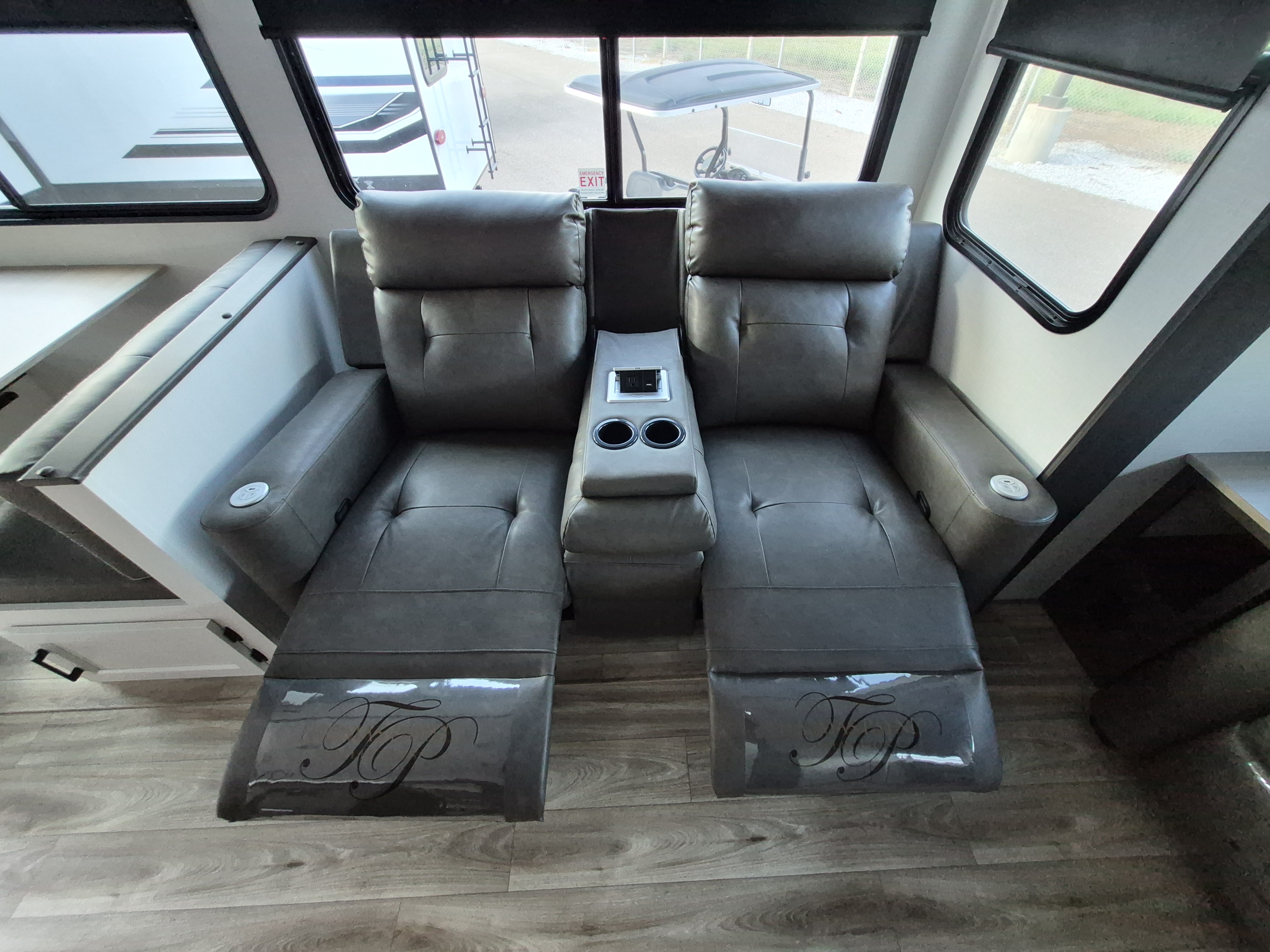 2027 VENTURE RV SPORTTREK 303VIK - Image 15