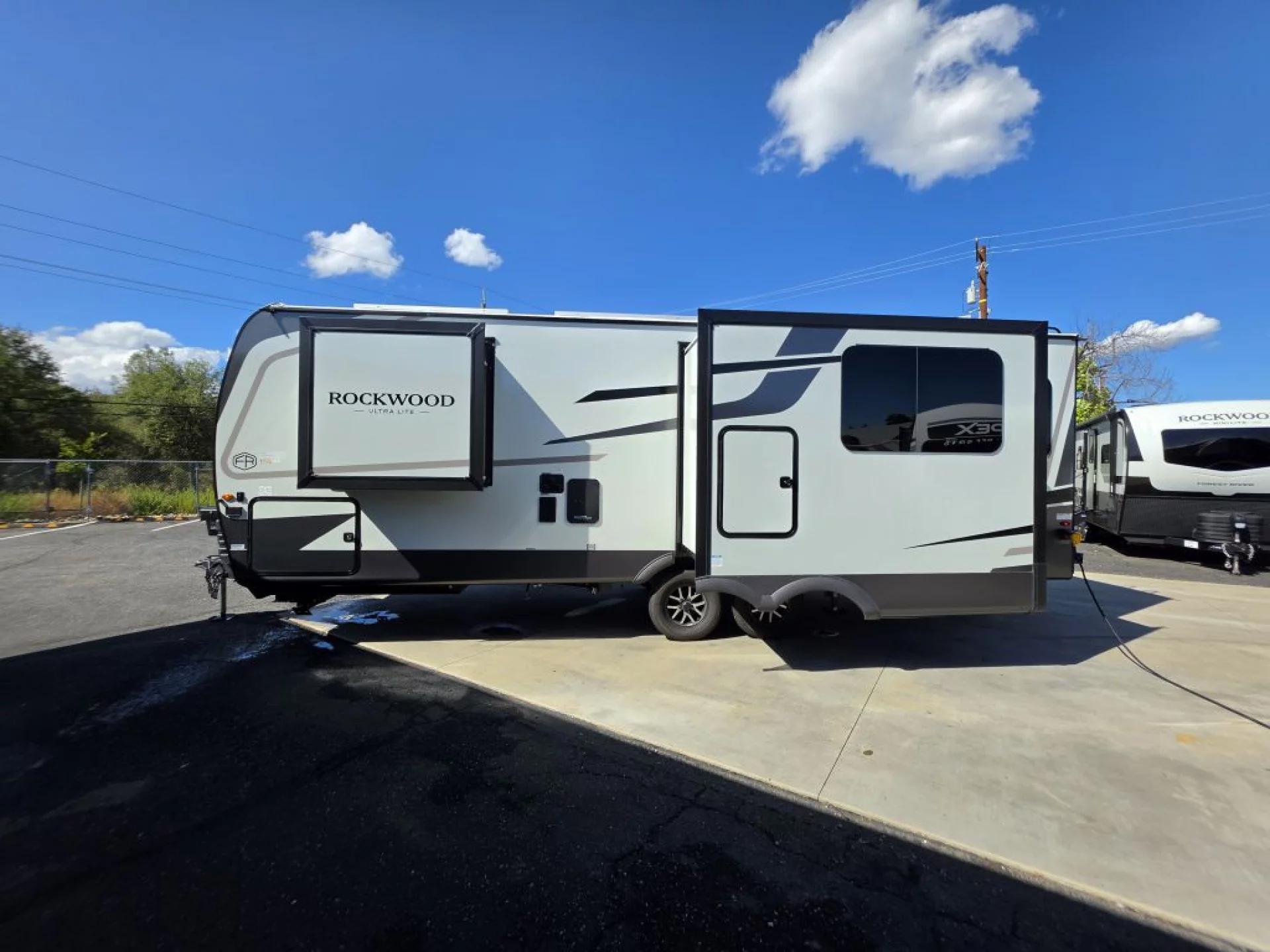2027 FOREST RIVER ROCKWOOD ULTRA LITE 2618RD - Image 5