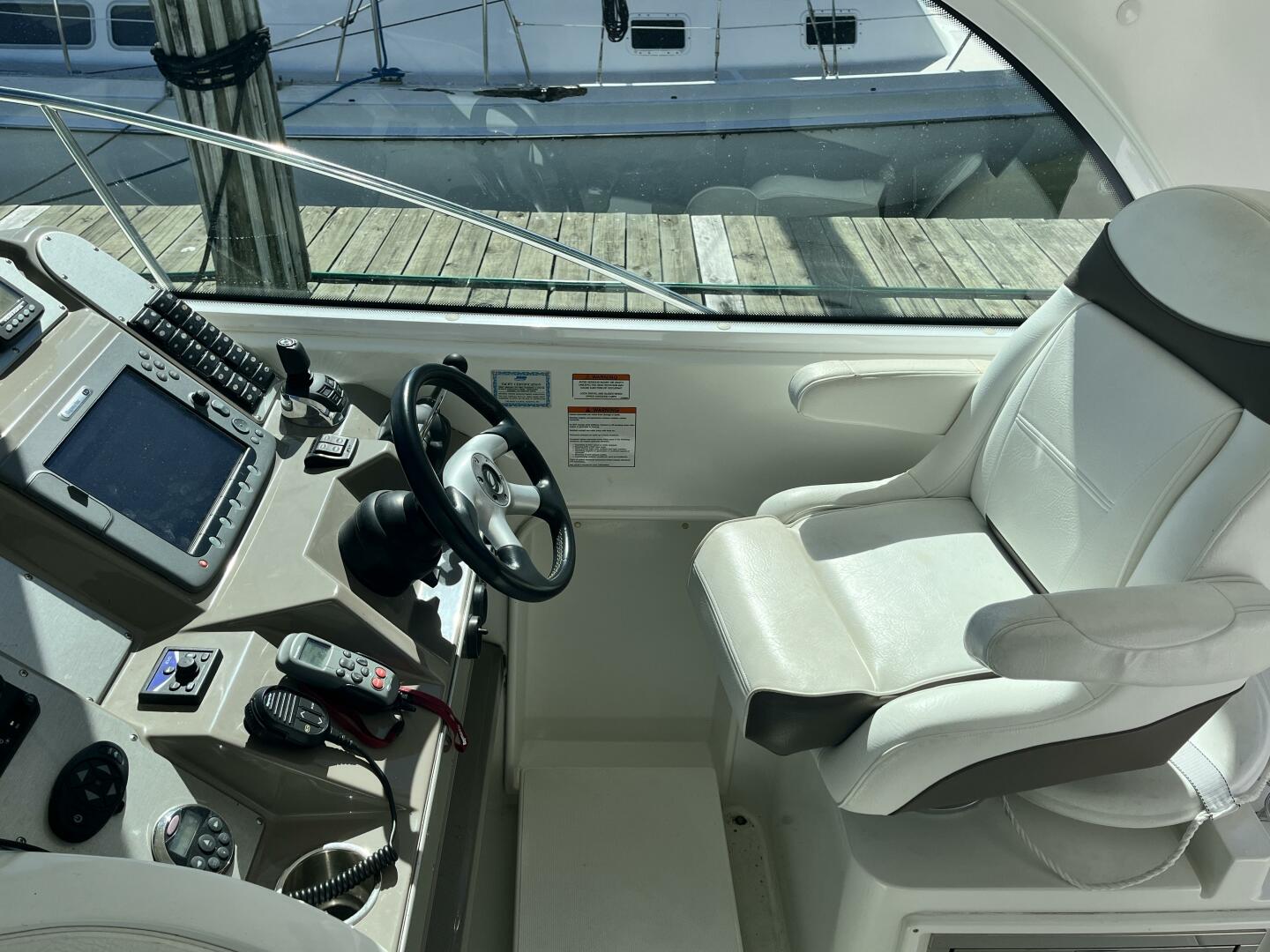 2008 Cruisers Yachts 390 Sport Coupe - Image 11