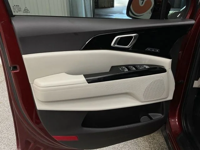 2023 Kia Carnival Wagon SX - Image 11
