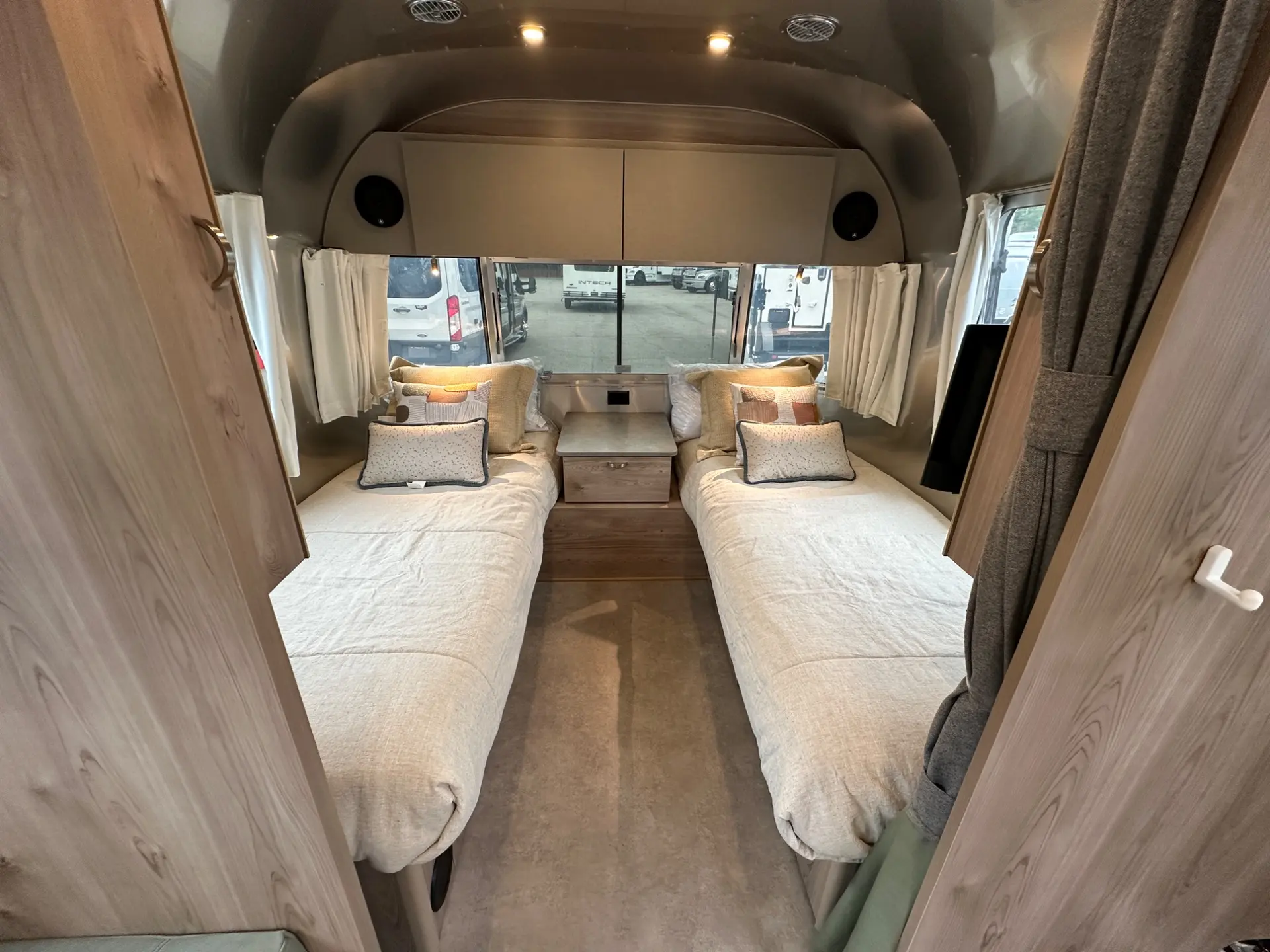 2027 Airstream Flying Cloud 30FB Bunk - Image 53