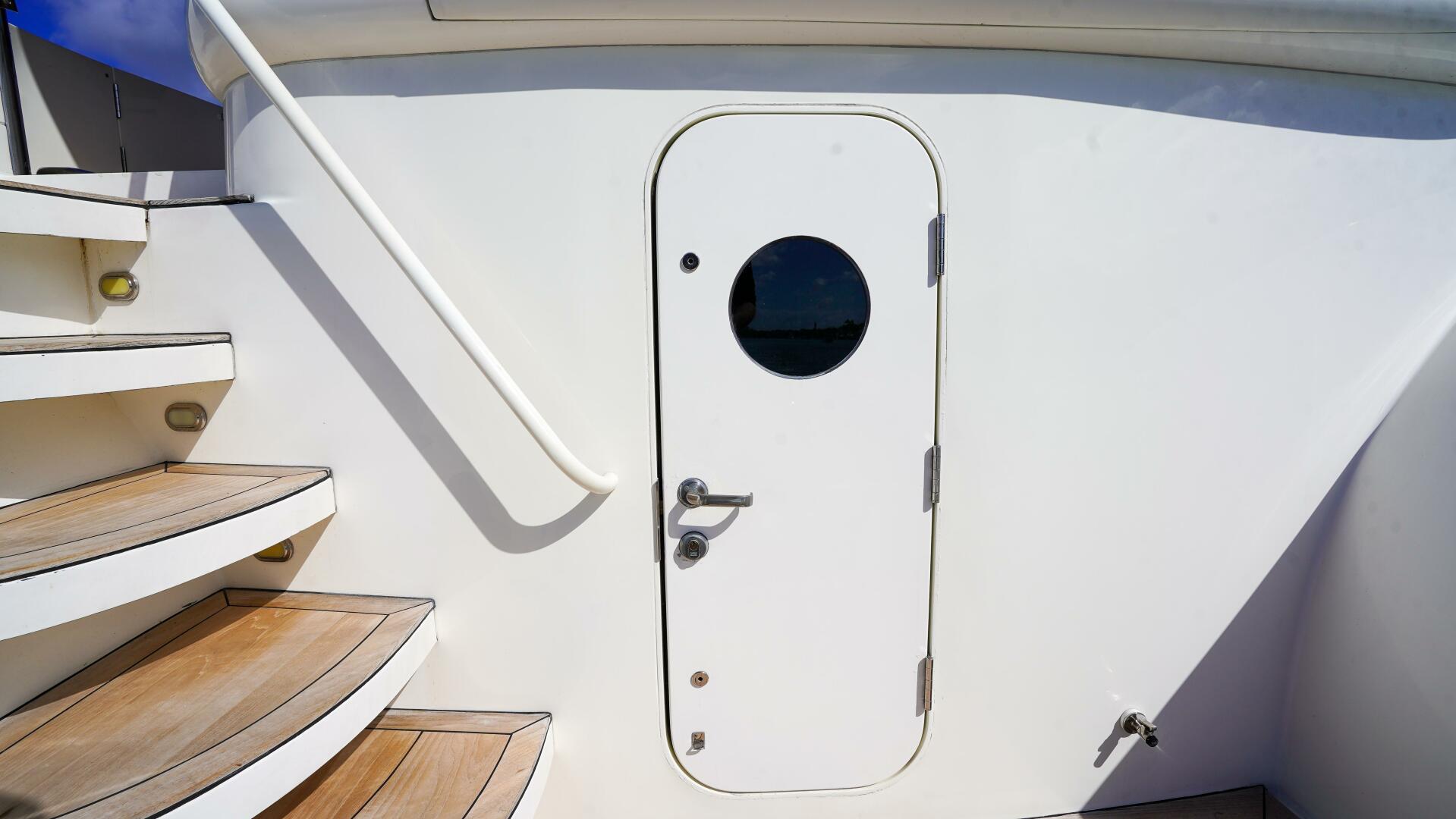 2004 Lazzara Yachts 80 SL - Image 10