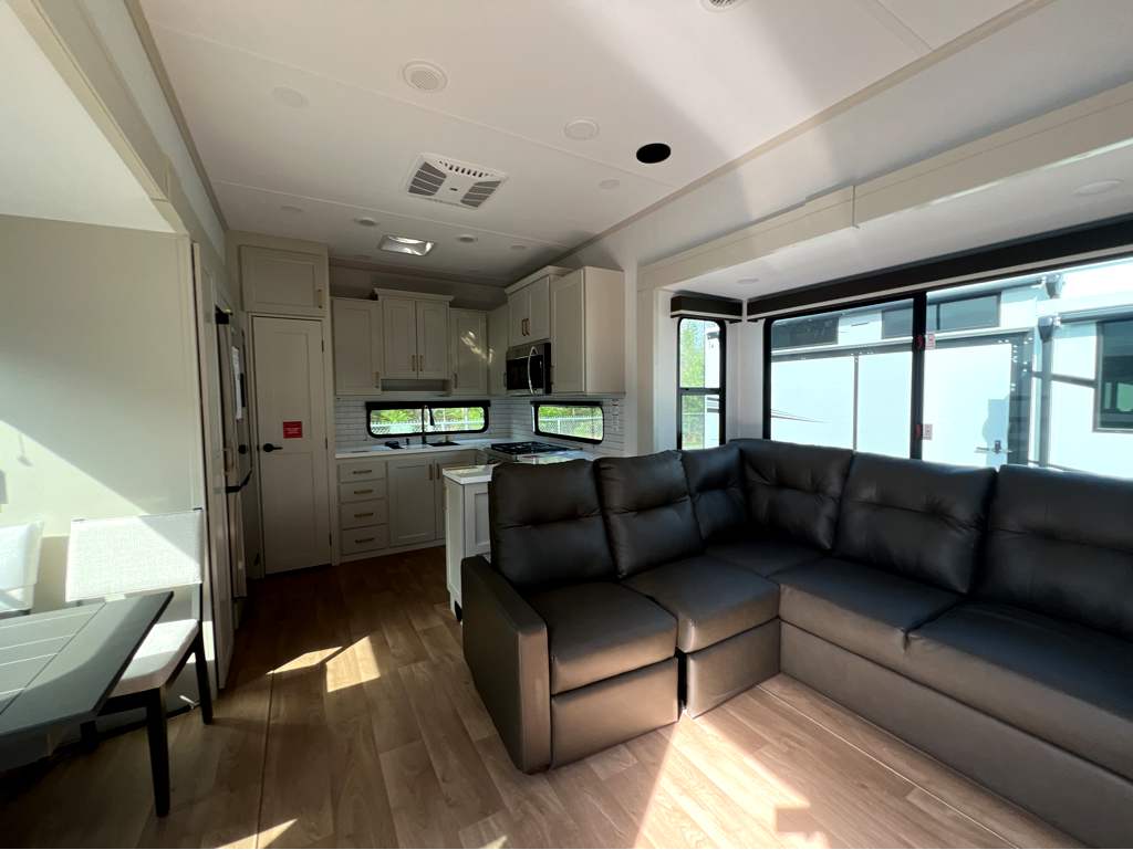 2026 GRAND DESIGN INFLUENCE 3203GK - Image 6