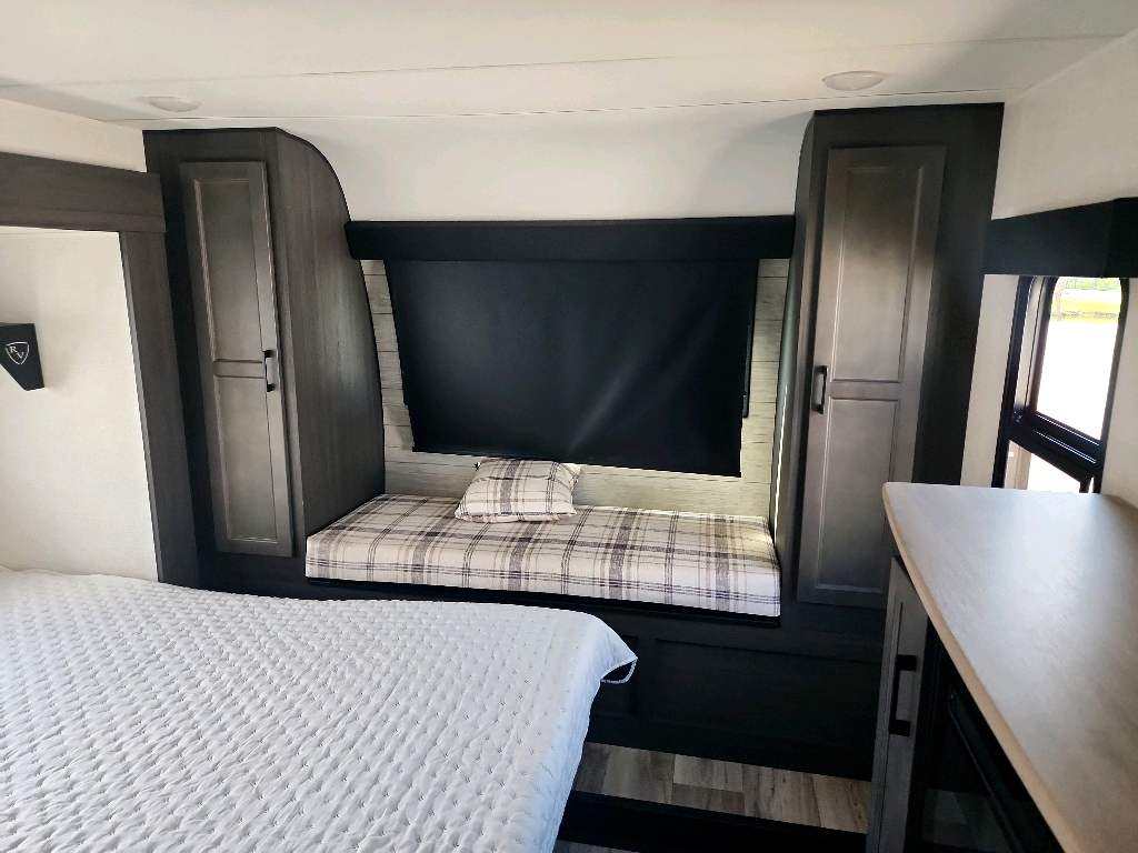 2025 VENTURE RV SPORTTREK 363VFR N/R - Image 21