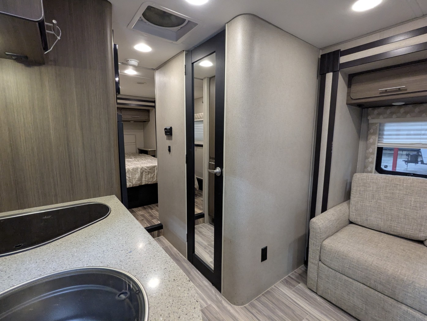 2015 RENEGADE Villagio 25QRS - Image 10