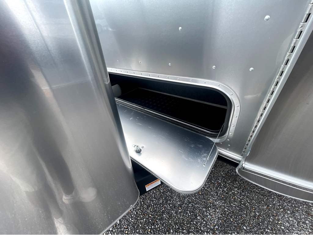 2026 AIRSTREAM GLOBETROTTER 27FBT - Image 9