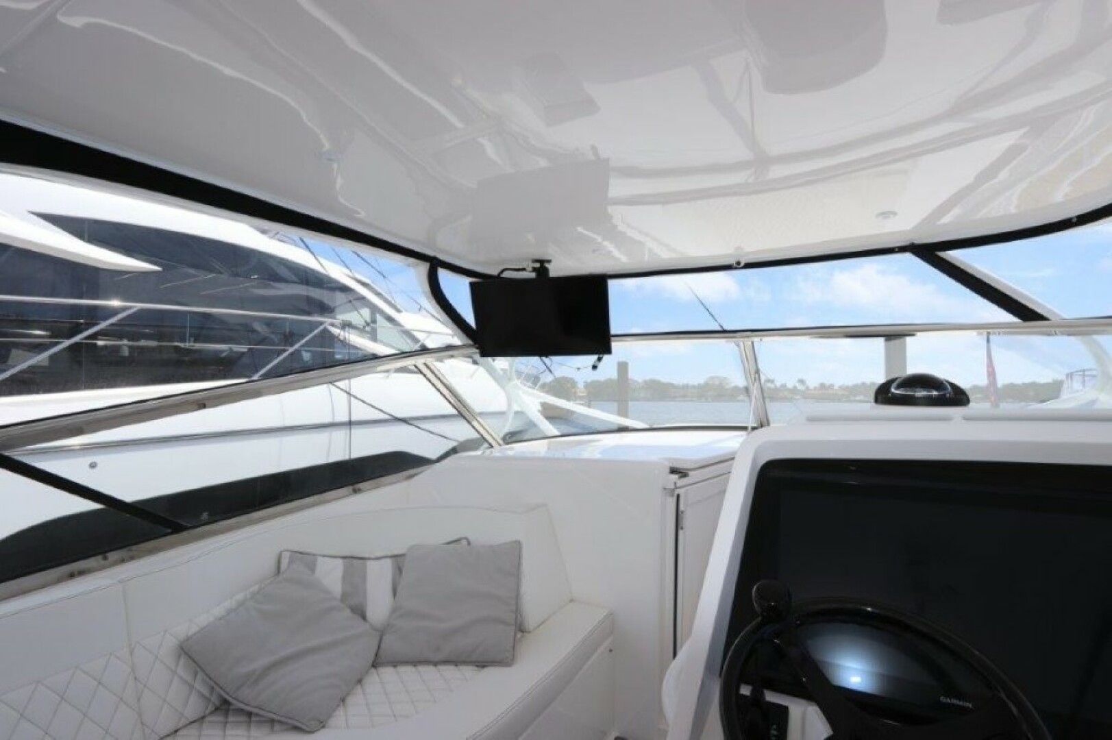 2019 Intrepid 475 Sport Yacht - Image 23