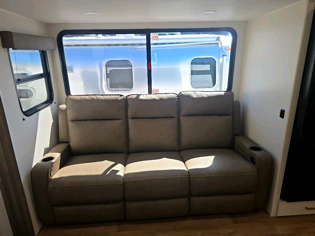 2027 GRAND DESIGN TRANSCEND 265BHT - Image 9