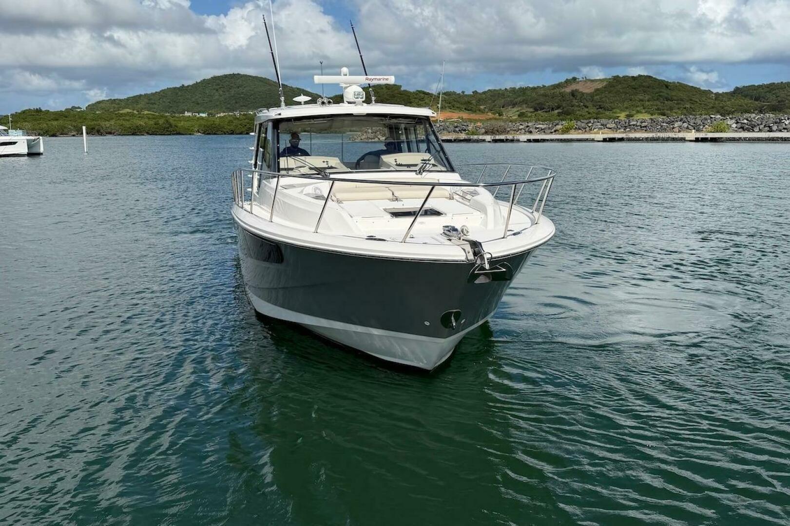 2021 Boston Whaler 405 Conquest - Image 8