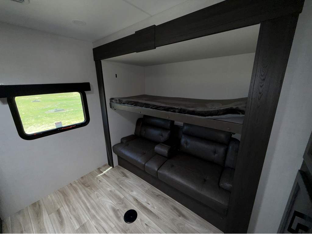 2026 VENTURE RV SPORTTREK 327VIK - Image 23