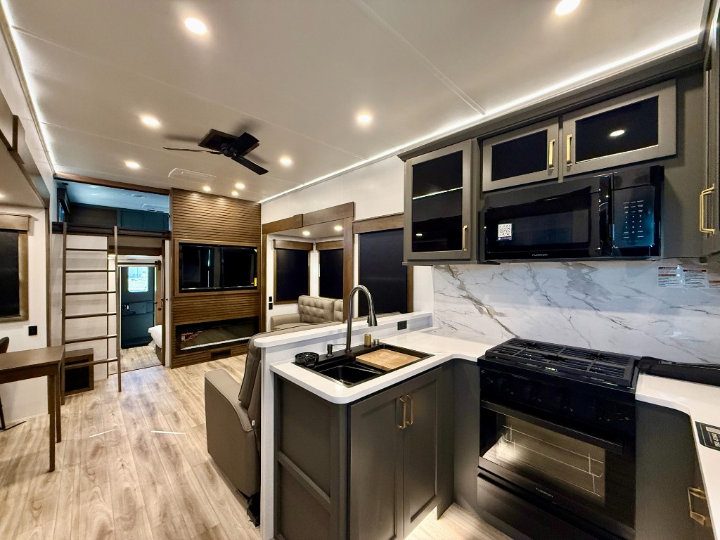 2027 High Country 391TB - Image 13