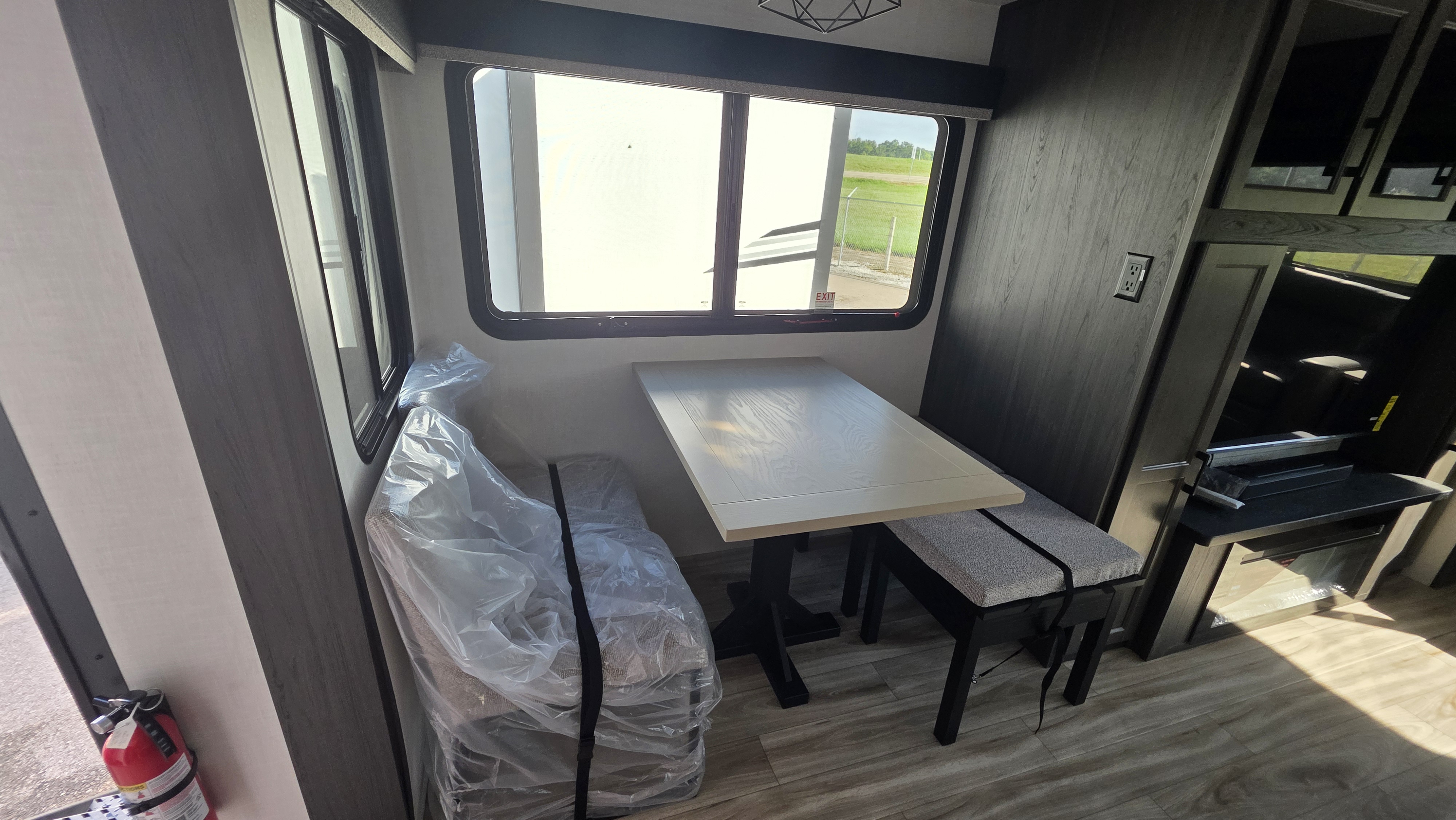 2027 VENTURE RV SPORTTREK 353VIK - Image 15