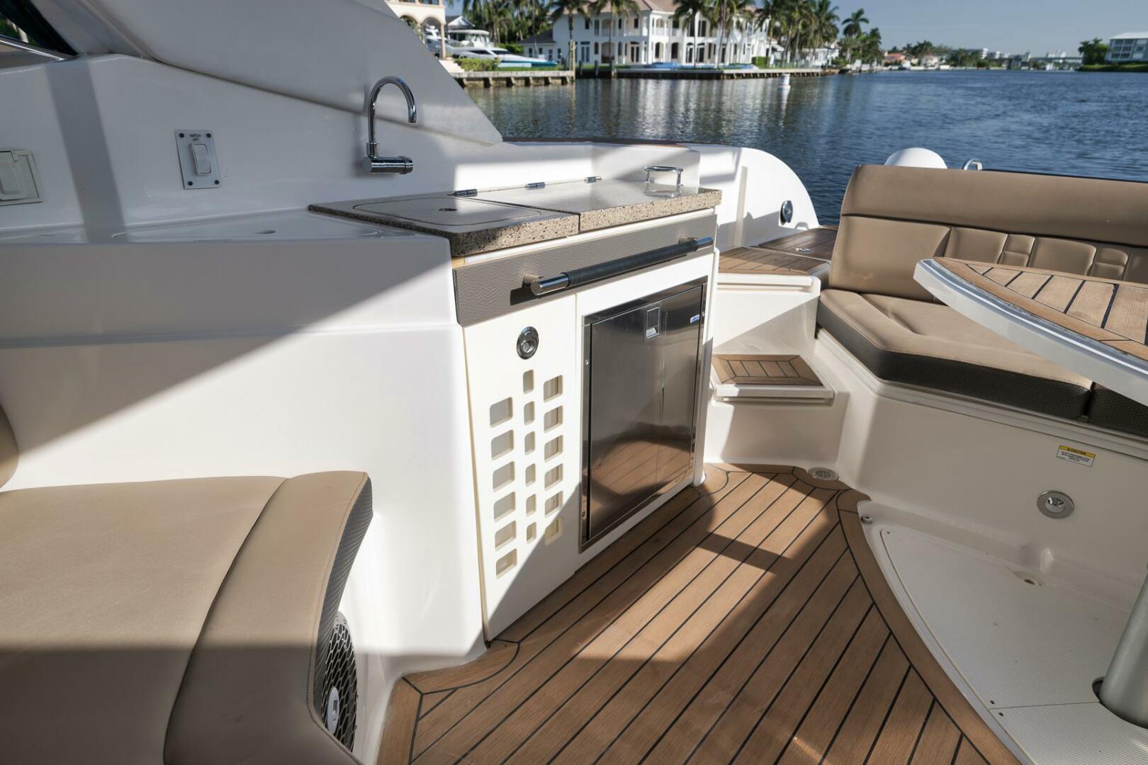 2016 Sea Ray 350 SLX - Image 18