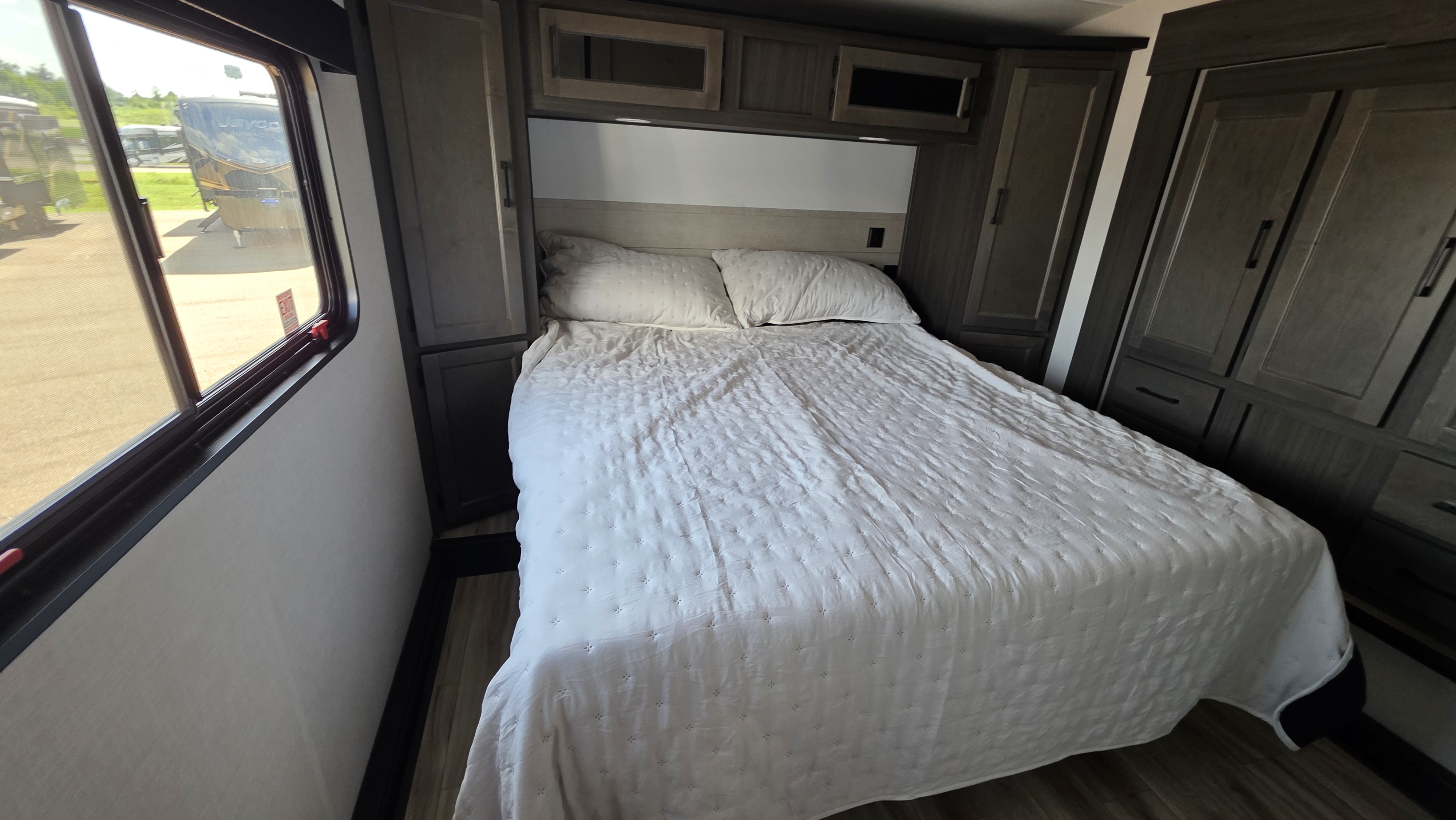 2027 VENTURE RV SPORTTREK 312VTB - Image 20
