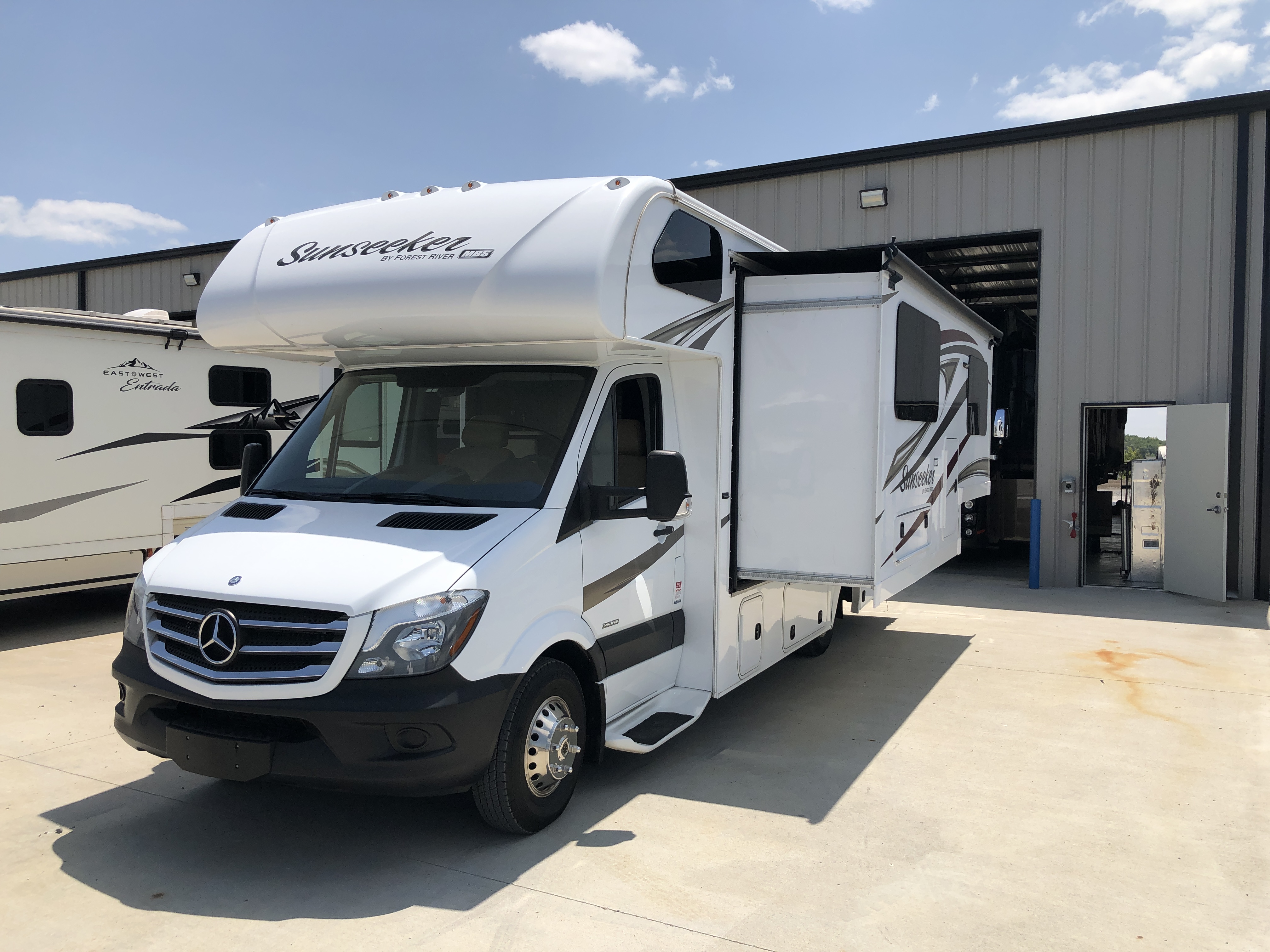 2016 Forest River SUNSEEKER 2400WS - Image 3