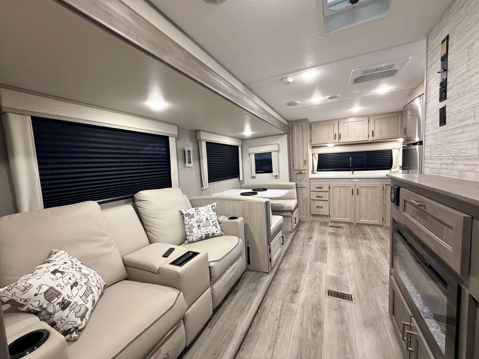 2024 Coachmen Catalina Legacy Edition 263FKDS - Image 9