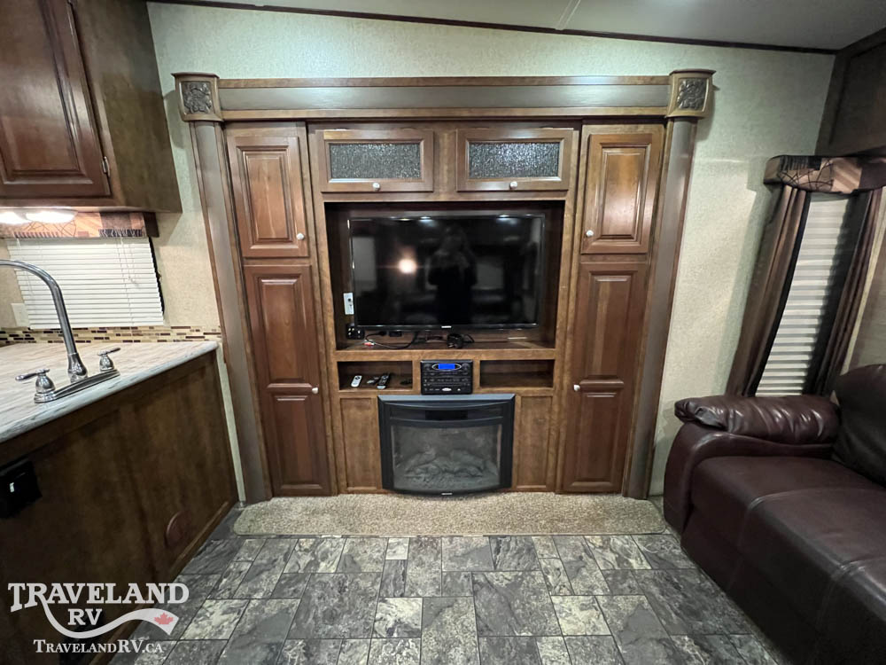 2015 Coachmen Chaparral Signature 327RLKS - Image 18