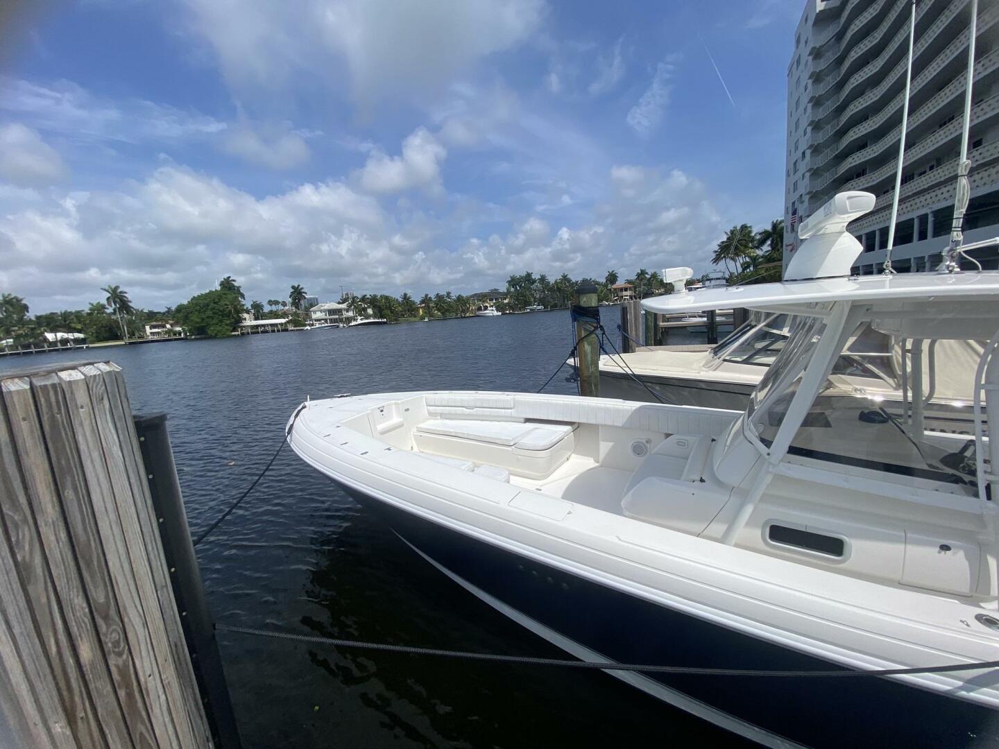 2006 Intrepid 370 - Image 7