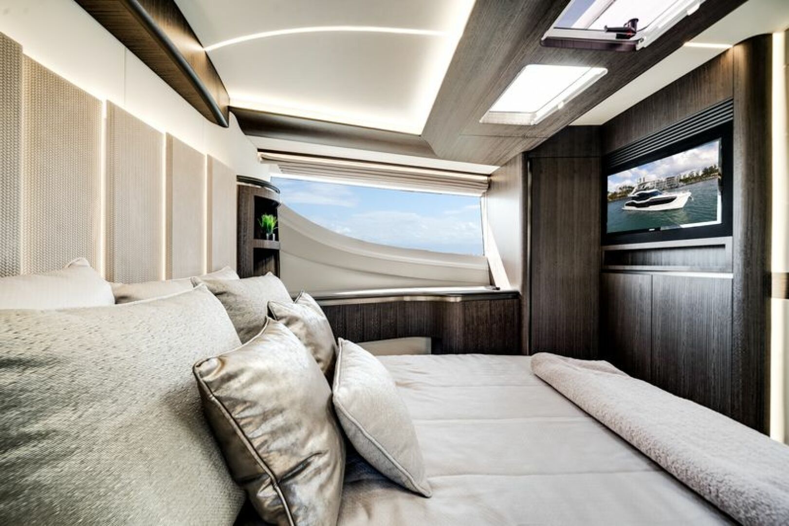 2024 Galeon 560 FLY Base - Image 4