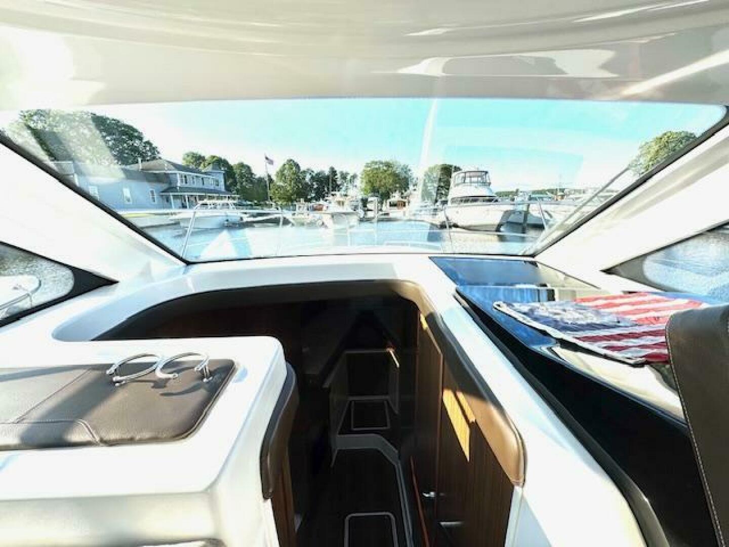 2020 Four Winns Vista 355 Coupe OB - Image 18