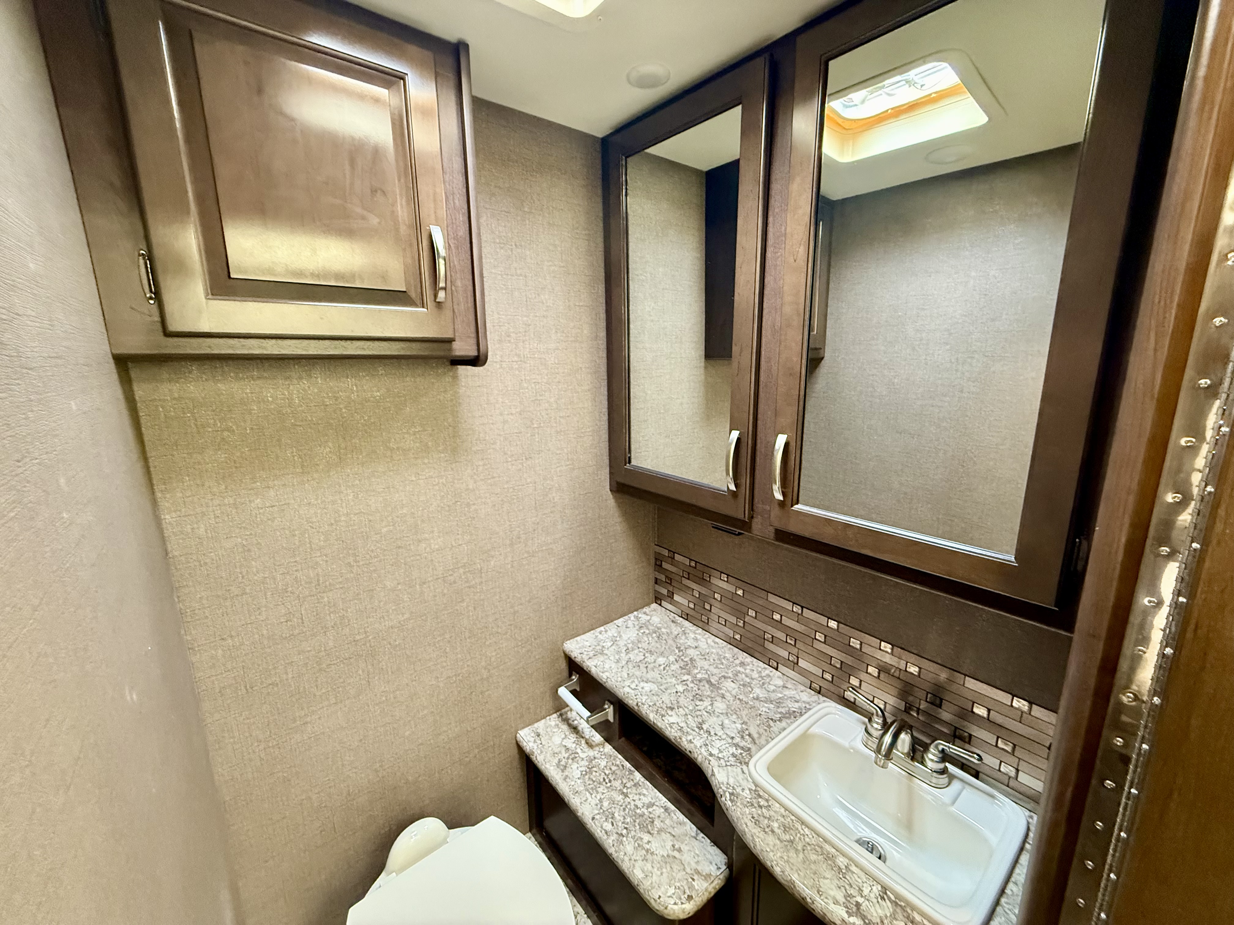 2017 Thor Motor Coach Chateau 31L - Image 20