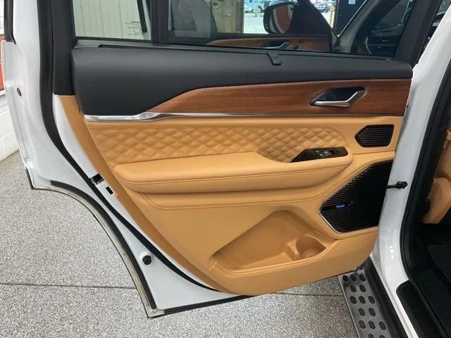 2025 Jeep Grand-Cherokee-L Laredo Altitude 4x4 - Image 21
