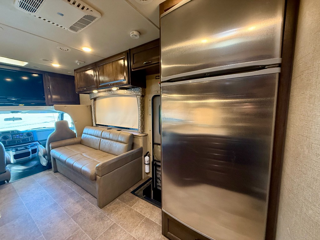 2017 Chateau 31W - Image 22