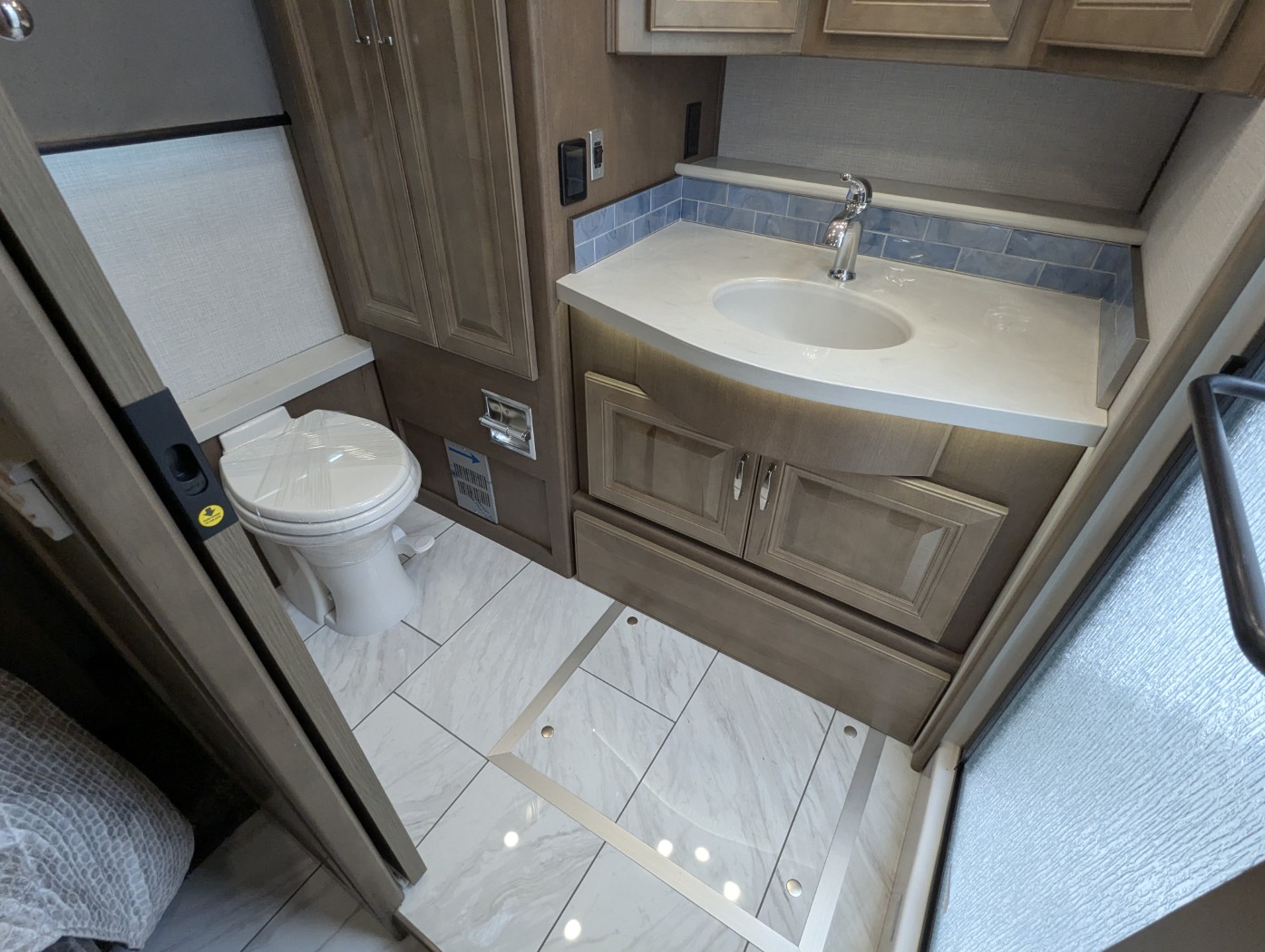 2026 Fleetwood Discovery 38N - Image 32
