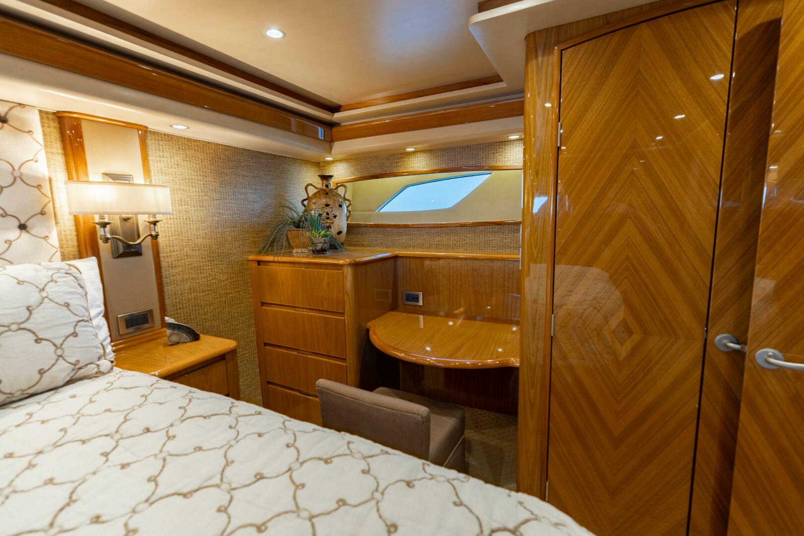 2013 Viking 76 Convertible - Image 27