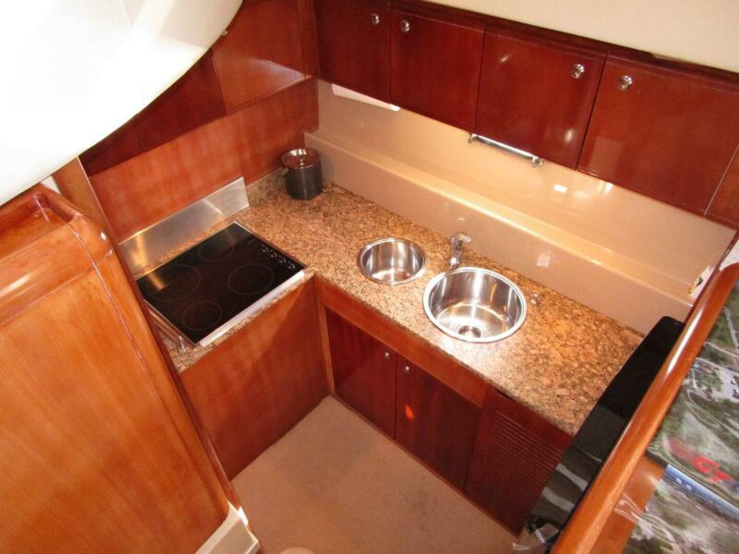 2003 Ferretti Yachts 590 Motor Yacht - Image 6