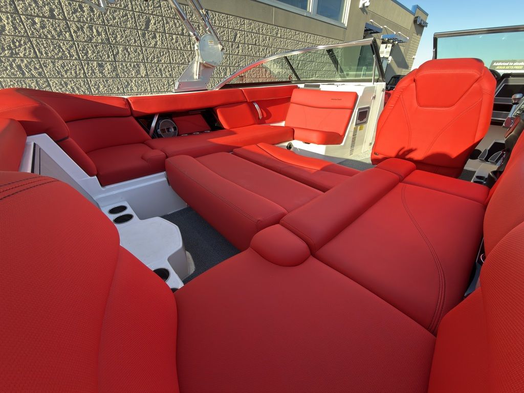 2019 MasterCraft XT22 - Image 30
