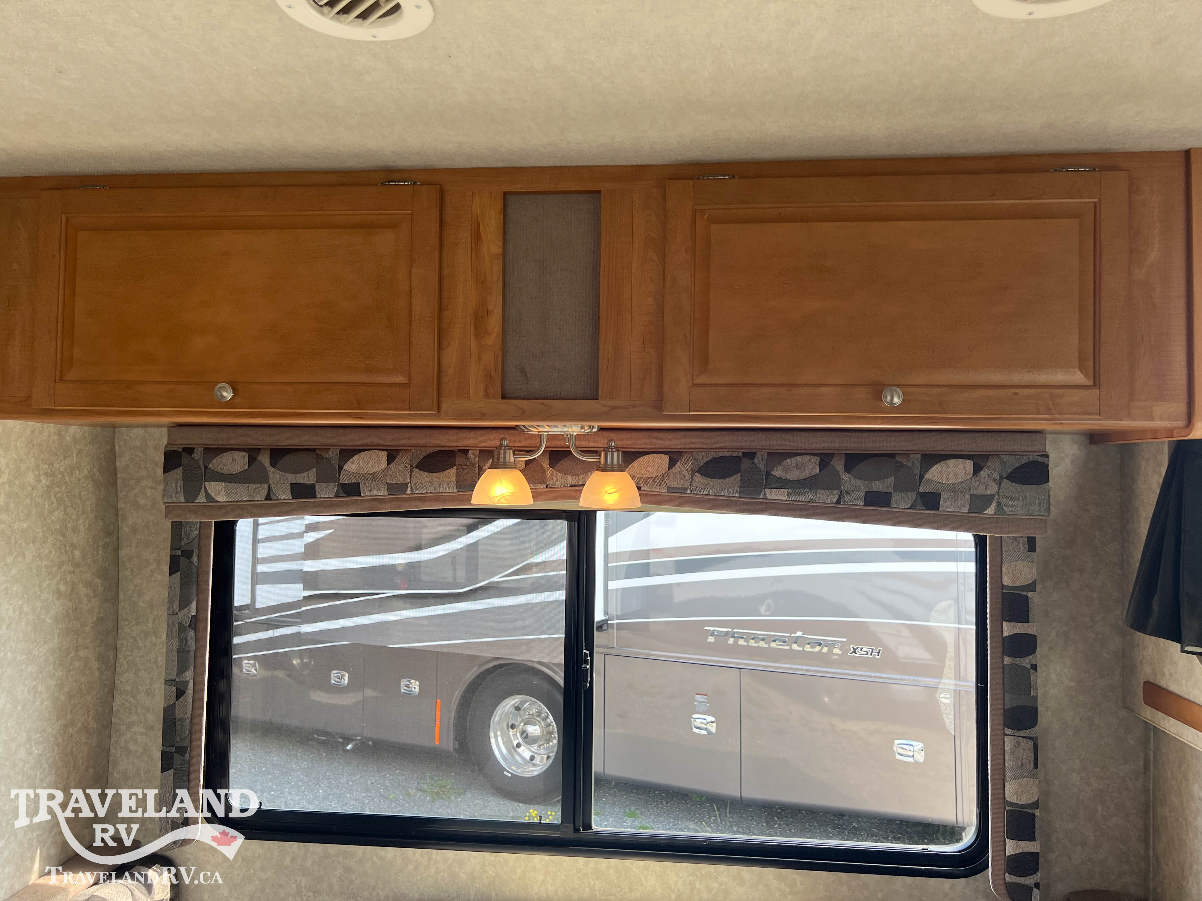 2010 Winnebago Access 24V - Image 14