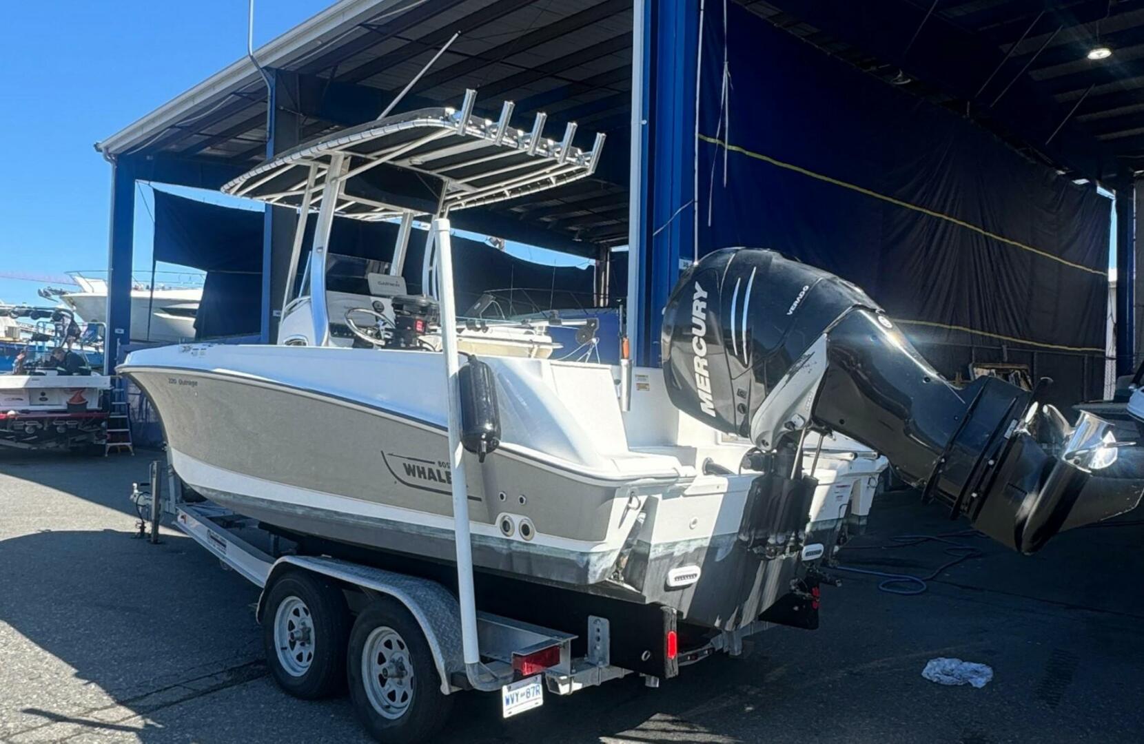 2014 Boston Whaler 220 OUTRAGE Base - Image 6