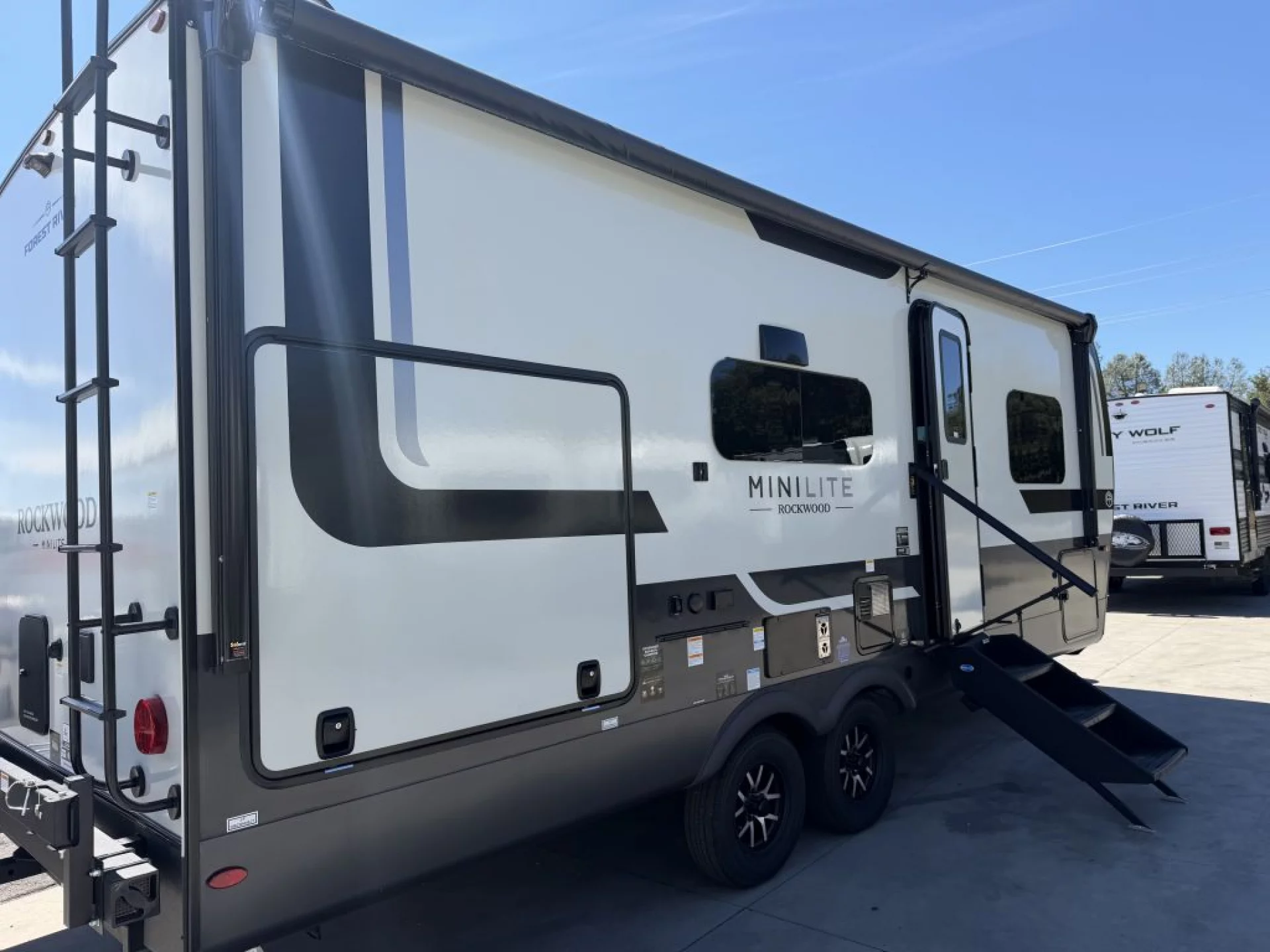 2027 FOREST RIVER ROCKWOOD MINI LITE 2513S - Image 10