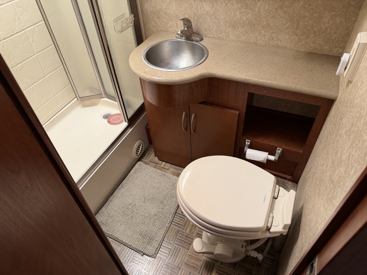 2010 Thor Motor Coach Serrano 31V - Image 15