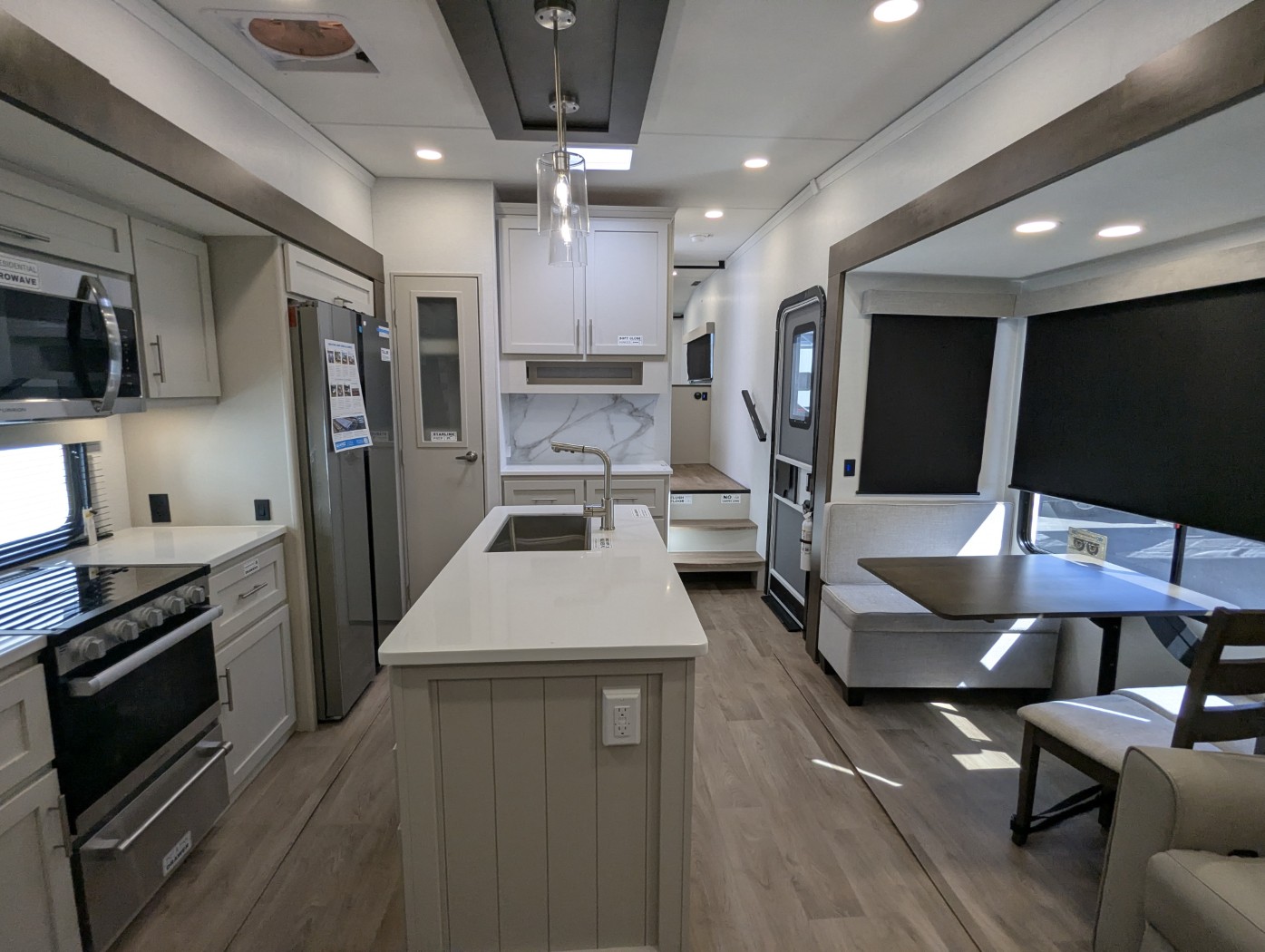 2027 Alliance RV Avenue 32RLS - Image 24