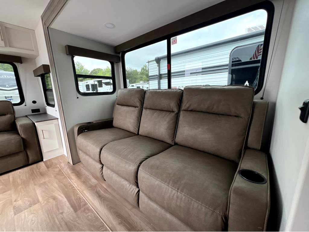 2027 GRAND DESIGN TRANSCEND 245RLT - Image 8