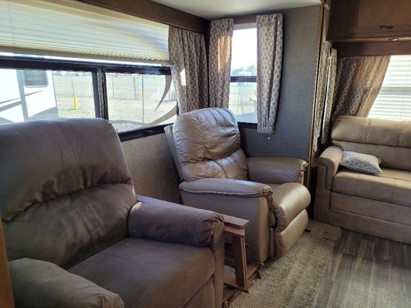 2016 Highland Ridge Light LF297RLS - Image 5