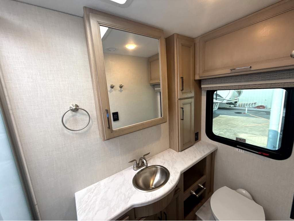 2027 THOR MOTOR COACH HURRICANE 36H - Image 27